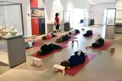 Séance de yoga au musée d’archéologie