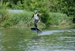 Une activité inédite en Sarthe : le surf électrique en rivière !