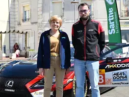 Arnold Robin et Marie Pierre Brosset devant la Lexus de son équipe