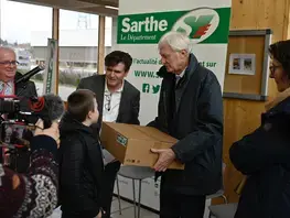 Le Département distribue du matériel reconditionné aux familles sarthoises