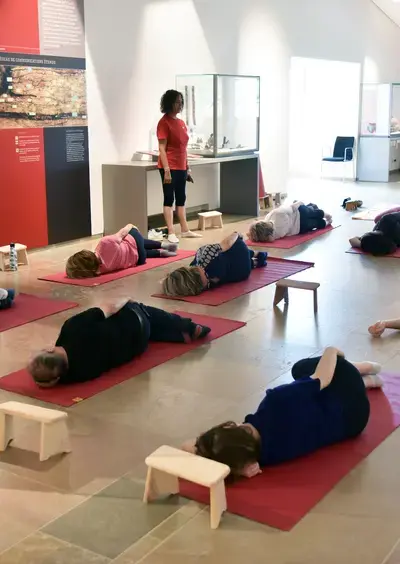 Séance de yoga au musée d’archéologie