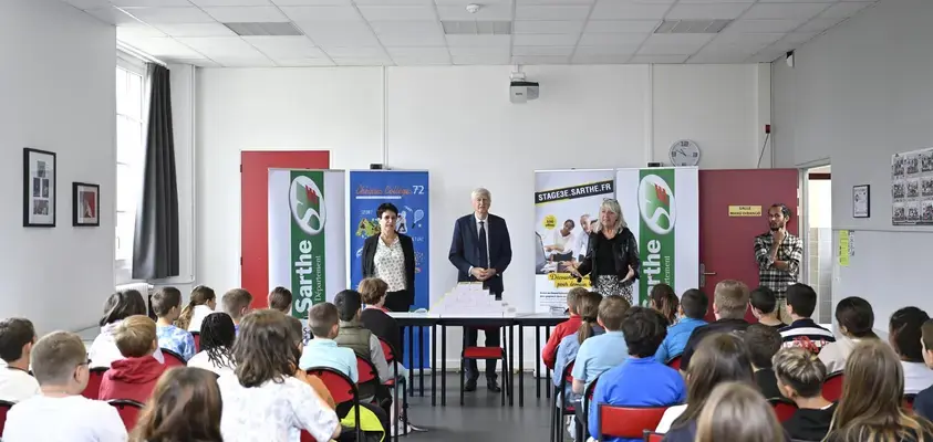 Chèques collèges et dictionnaires : le Département accompagne les collégiens