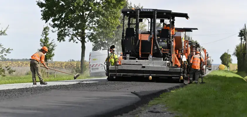 Travaux d'enrobés sur la RD 139 entre le virage d'Arnage et le virage Porsche