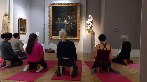 Séance de Yoga en famille dans la galerie égyptienne