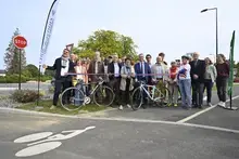 Un aménagement pour permettre la continuité cyclable du rond-point des Médaillés militaires à La Flèche