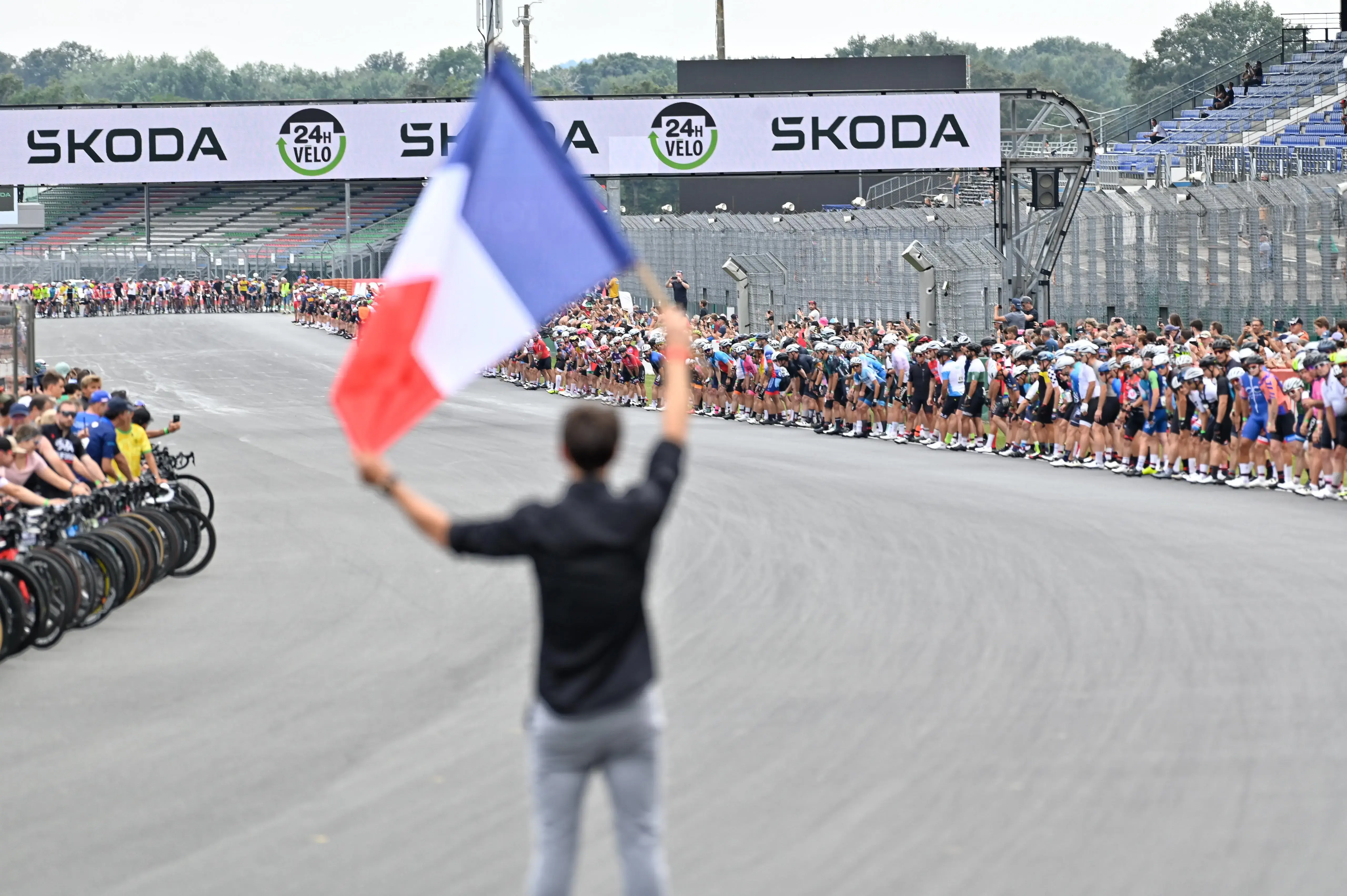 départ des 24 heures vélo skoda donné par Pierre Rolland en Sarthe