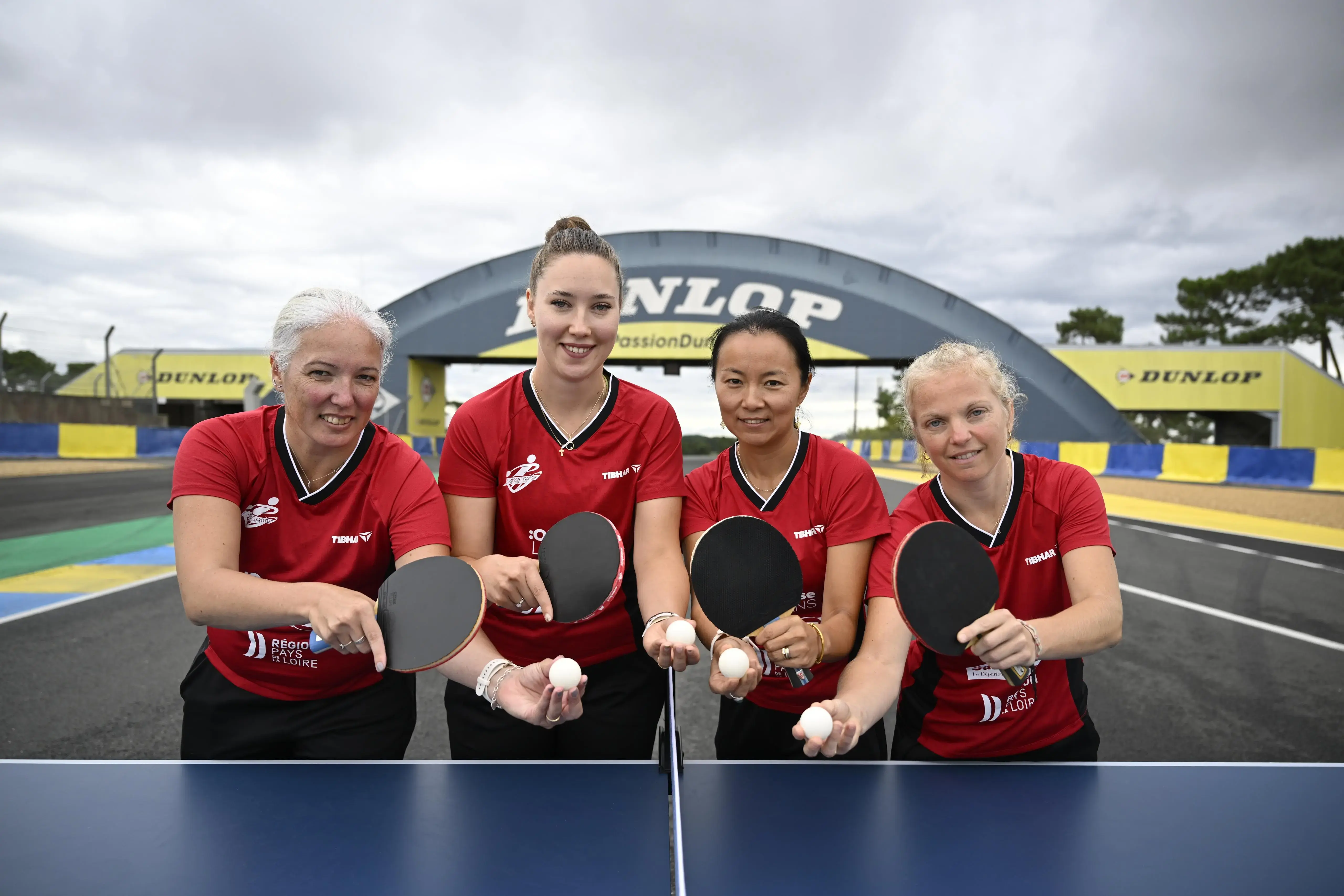 Photo officielle de l'équipe féminine du club sarthois Le Mans Sarthe Tennis de Table